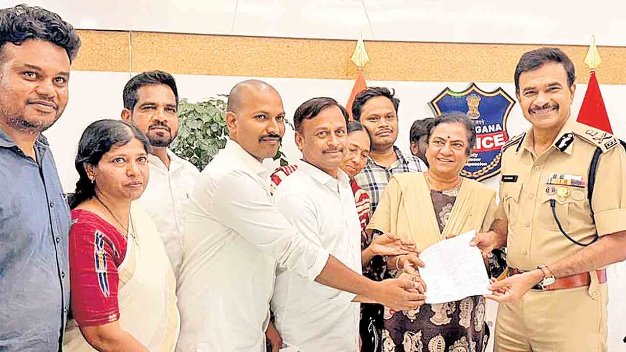 బండి భగీరథ్‌ అరెస్టుపై జాప్యమెందుకు.. వారం రోజులైనా అరెస్టు చేయరా