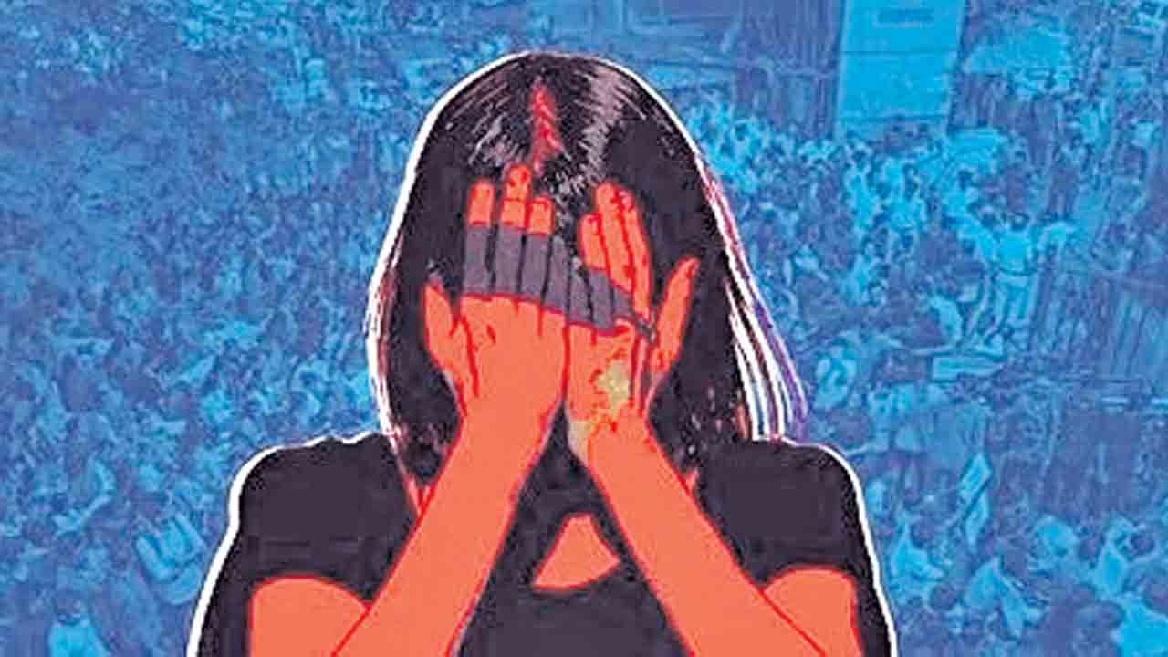 బాధిత బాలికపైనే పోస్టులా.. సోషల్‌ మీడియాలో ‘పోక్సో’ బాలిక ఫొటోలు
