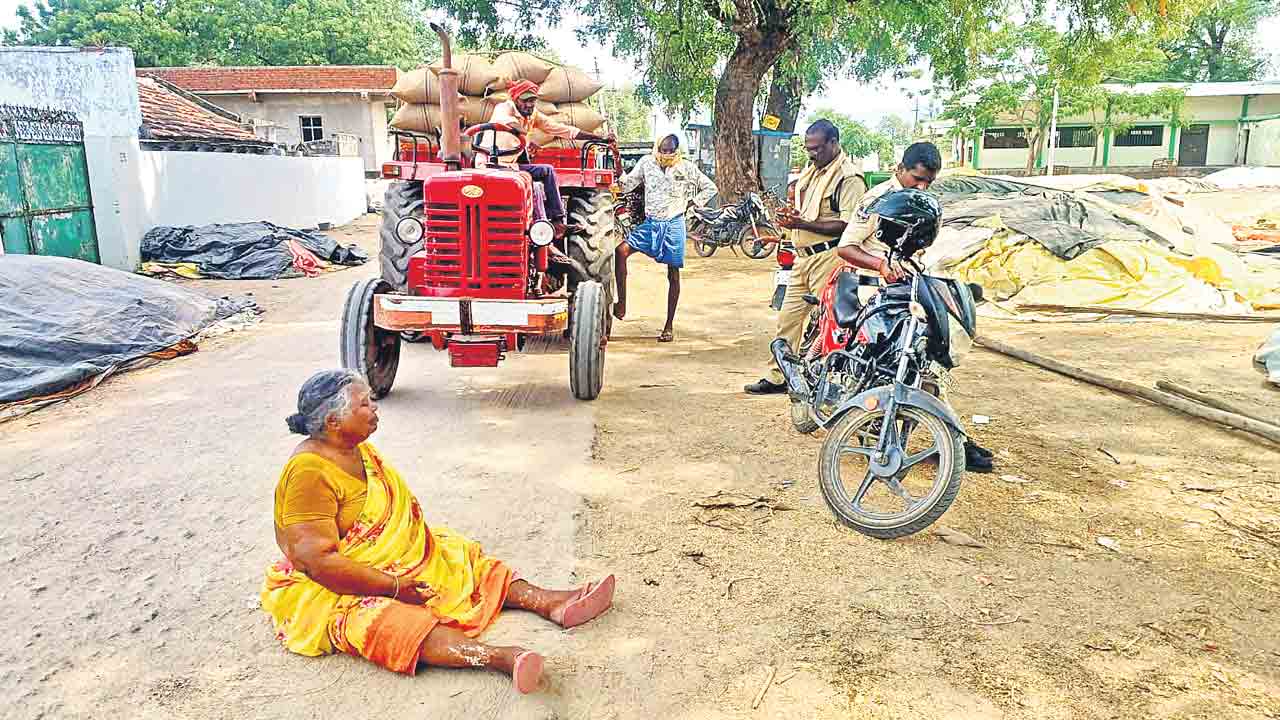 కొడుకు తిండి పెట్టడంలేదని వృద్ధురాలి ధర్నా