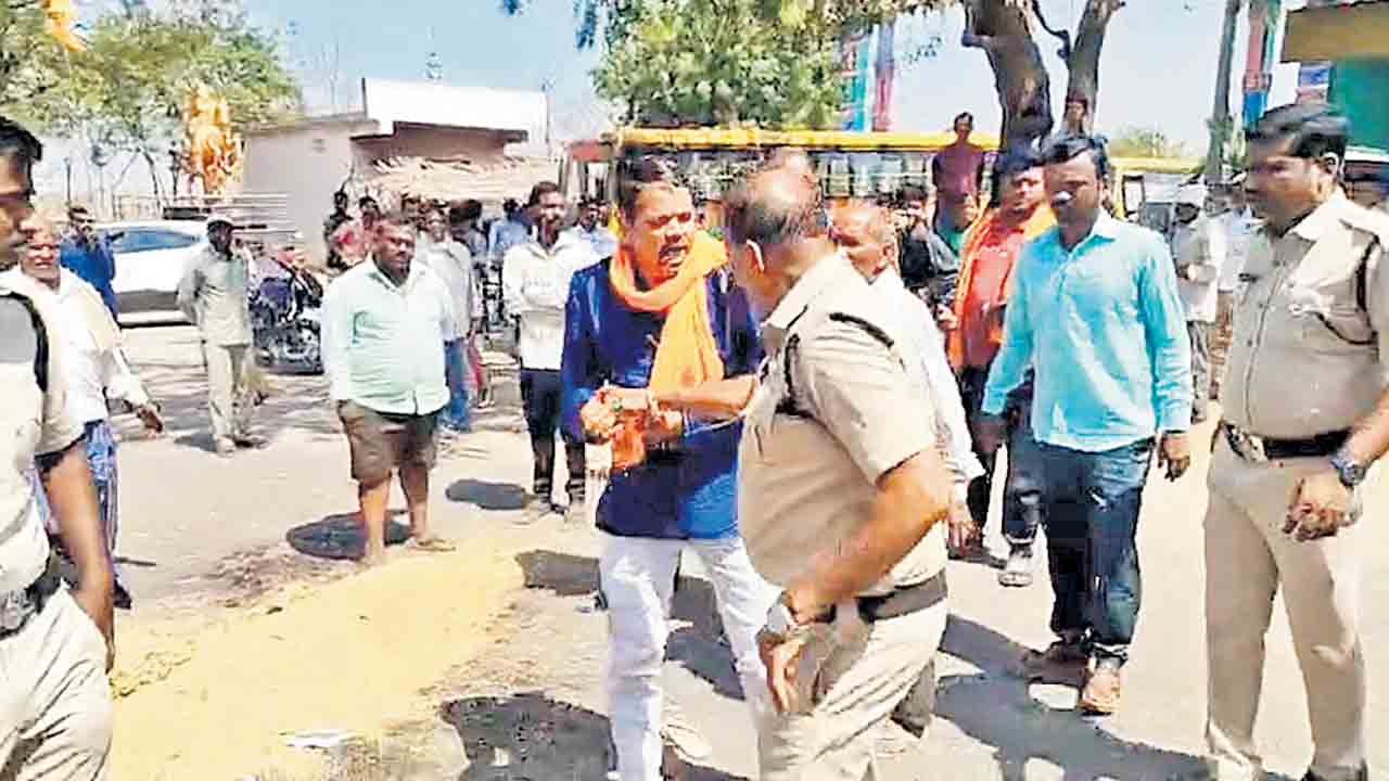 ధాన్యం కొంటలేరని సర్పంచ్‌ భర్త ఆత్మహత్యాయత్నం