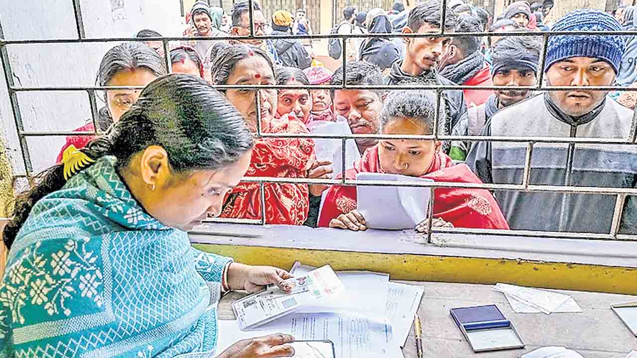 సంక్షేమ పథకాలకు ‘సర్‌’తో లింకు.. బీజేపీ పాలిత బీహార్‌, బెంగాల్‌ రాష్ర్టాల నిర్ణయం