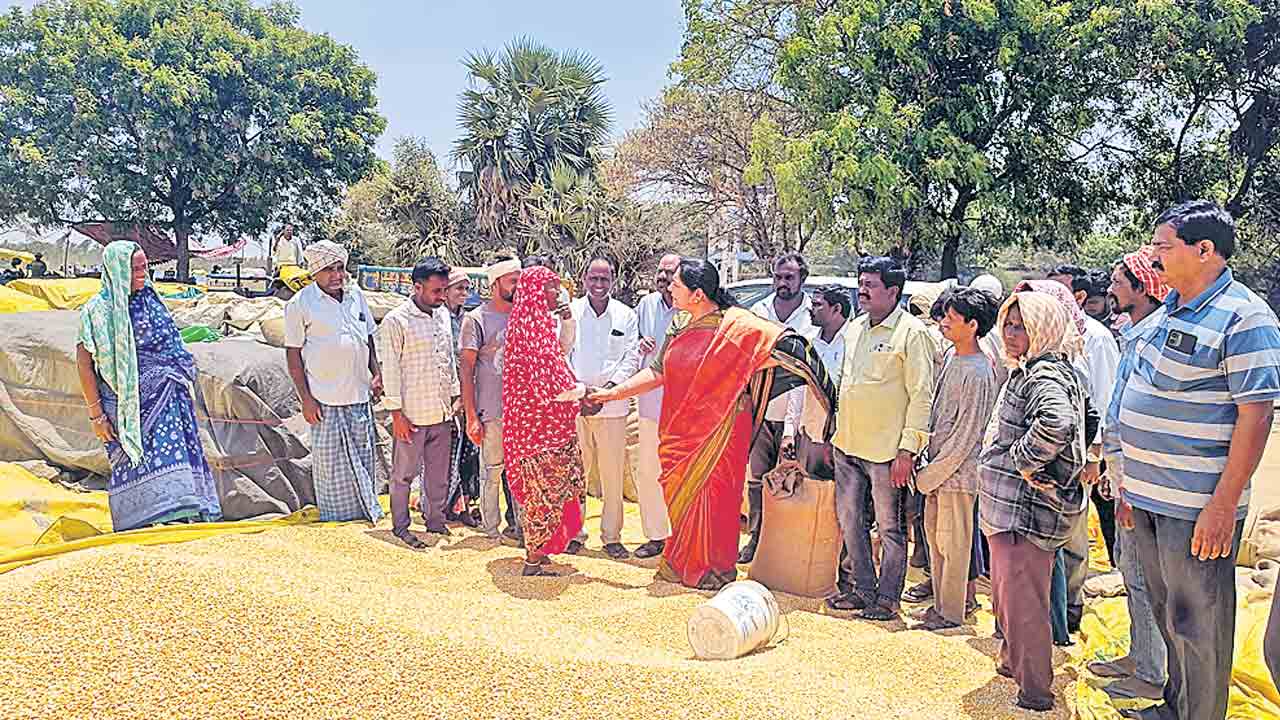 మక్కలు కొనకపోతే ఉద్యమిస్తాం.. రైతులకు గన్నీ సంచులు ఇయ్యకుంటే ఊరుకోం