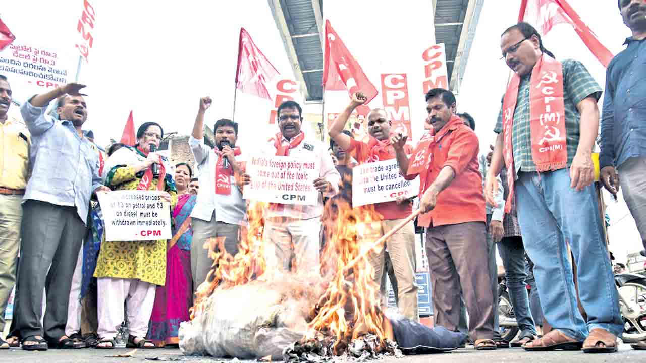 ‘పెట్రో’ పెంపుపై నిరసనలు.. యుద్ధ సంక్షోభం సాకుతో ధరలు పెంచిన మోదీ ప్రభుత్వం