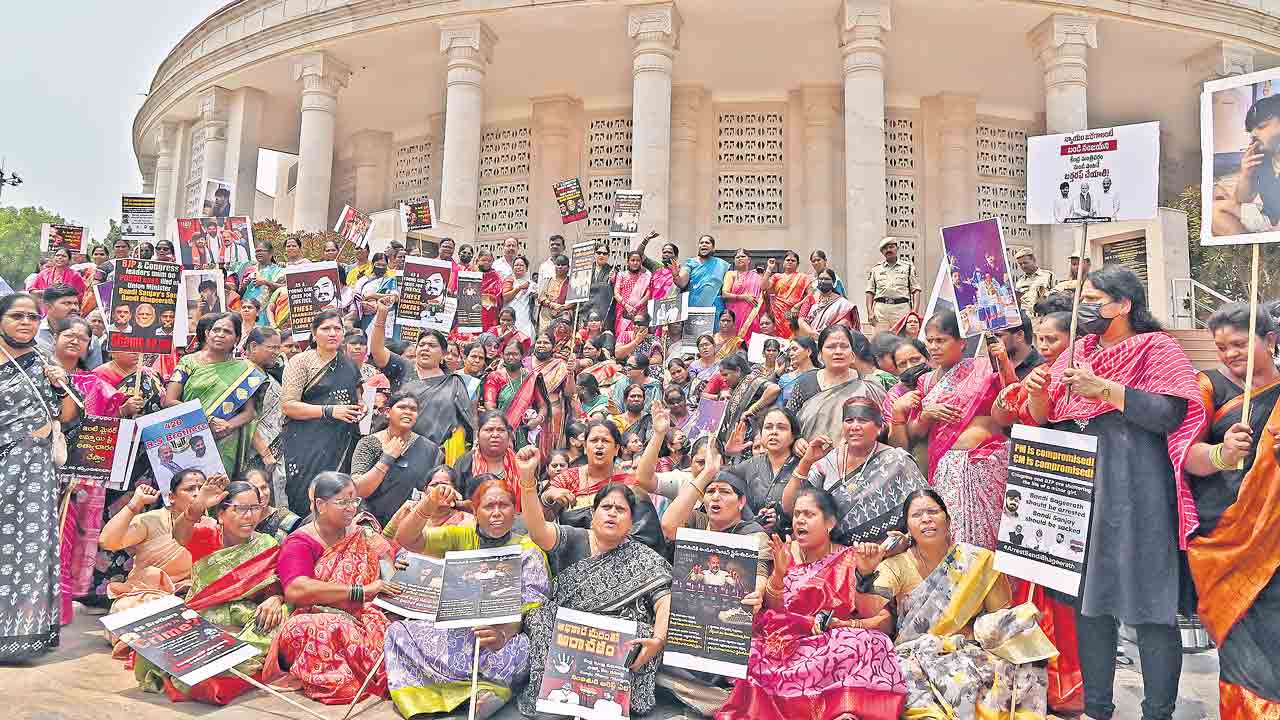 పరారీలో భగీరథ్‌.. 8 రోజులైనా పోక్సో కేసు నిందితుడిపై చర్యలేవి?