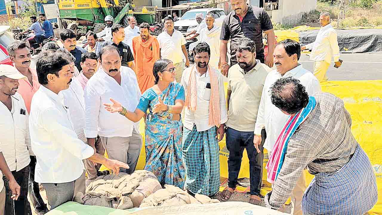 నెలరోజులైనా కాంటా పెడ్తలే.. ‘దయాకరన్న’ జర మా బాధలు వినండి