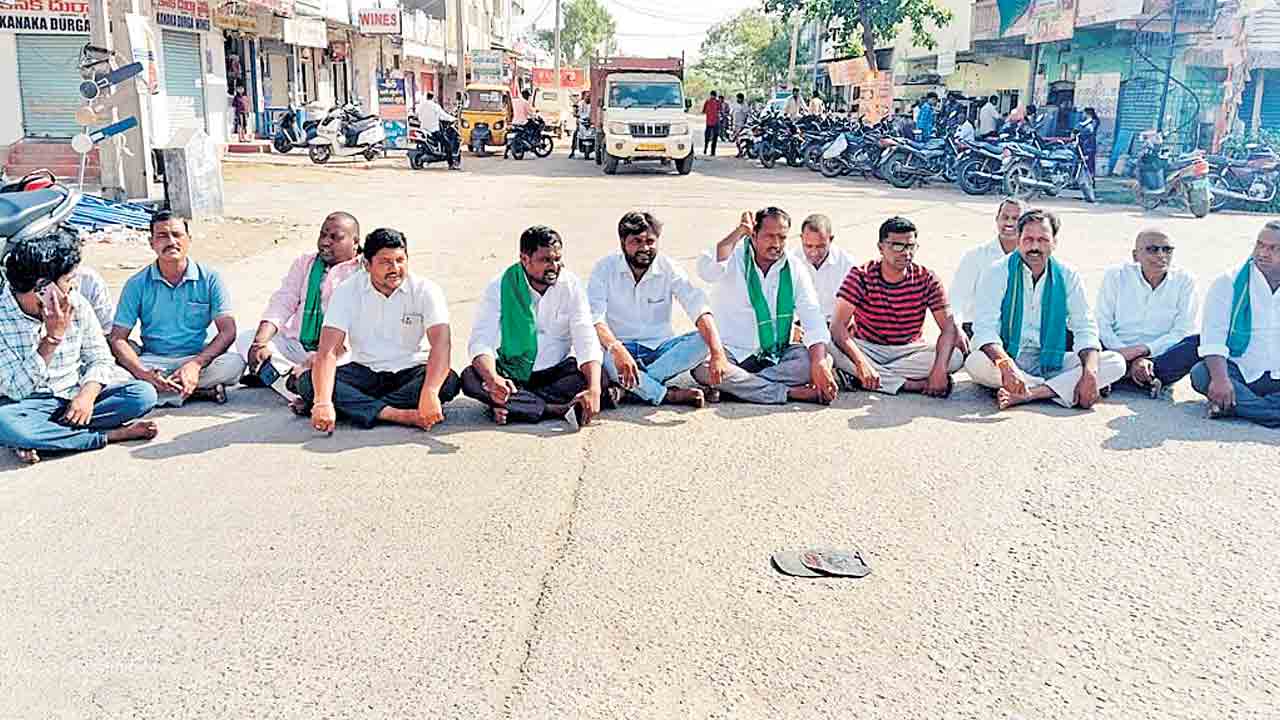 సిరికొండలో రైతుల ధర్నా.. ధాన్యం కొనాలని డిమాండ్‌