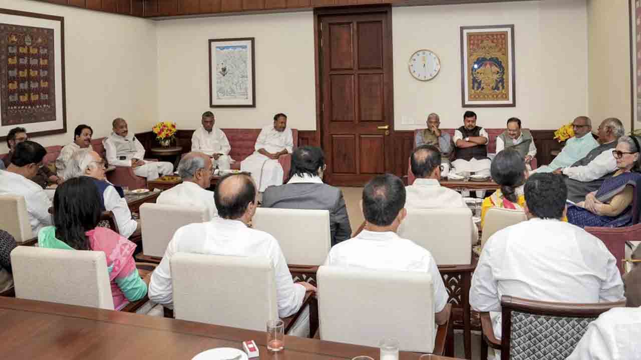 పార్లమెంటరీ కమిటీ సమావేశాలకు 53% హాజరు