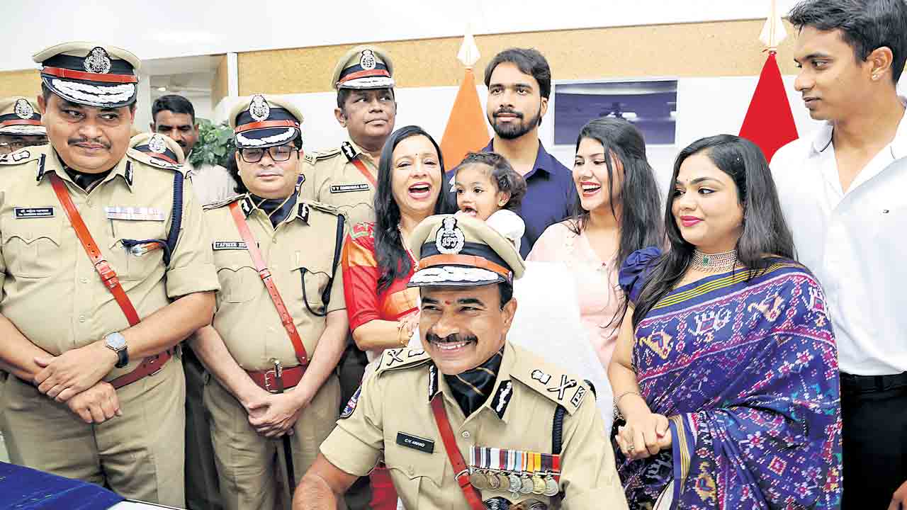 విప్లవాత్మక మార్పులు తీసుకొద్దాం.. పోలీసులు అవినీతికి దూరంగా ఉండాలి