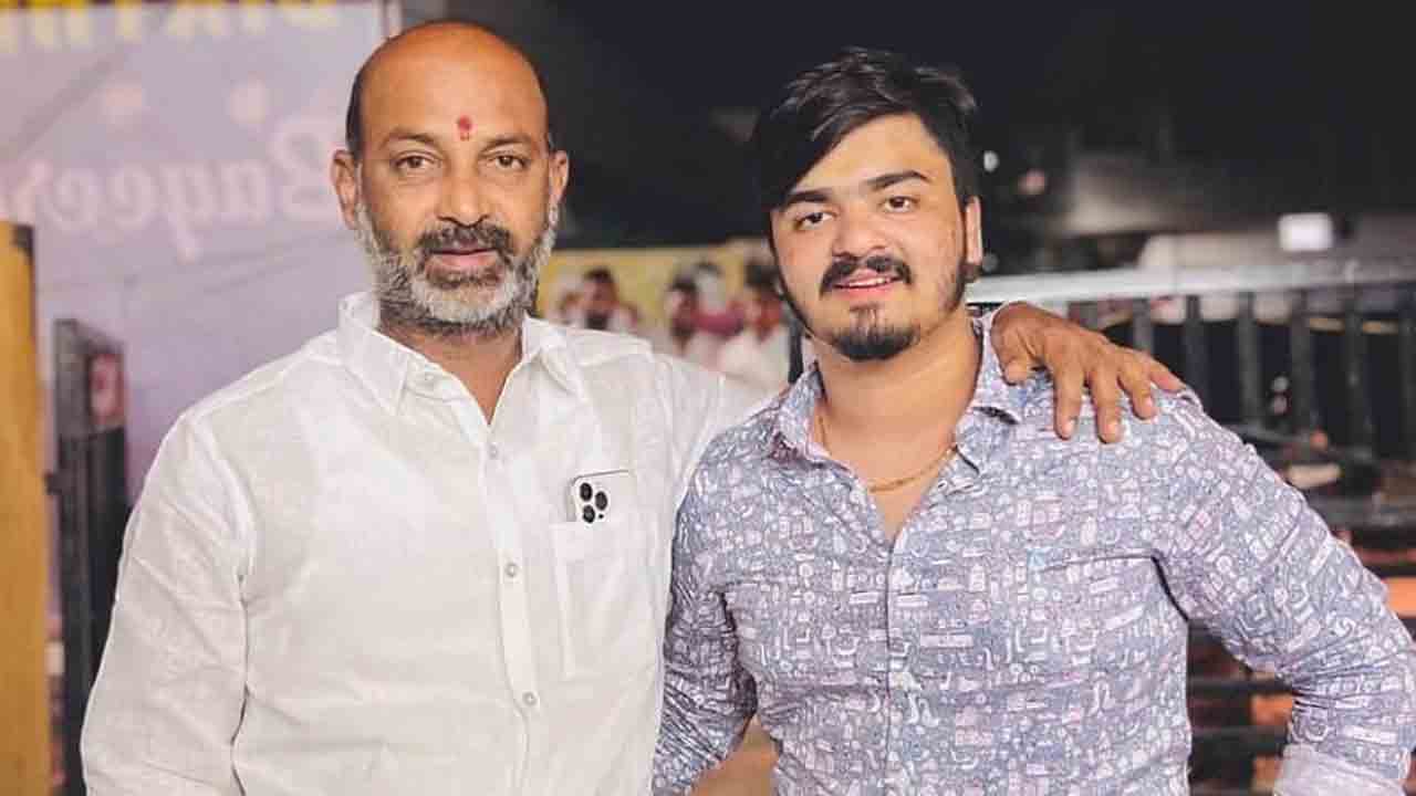 బండి భగీరథ్‌ స్నేహితుల విచారణ