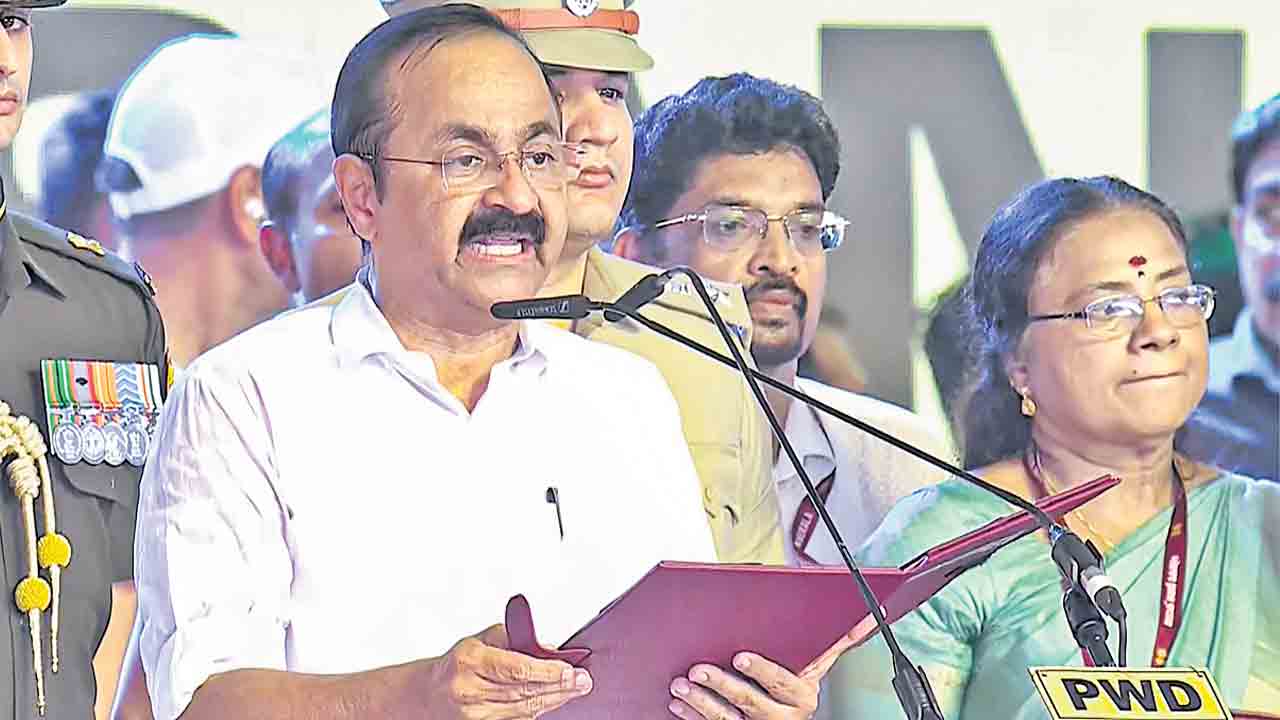 కేరళ సీఎంగా సతీశన్‌ ప్రమాణ స్వీకారం