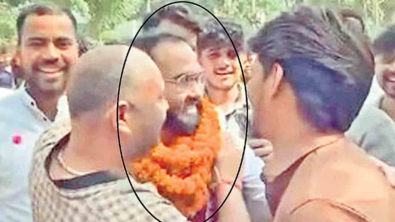 రేప్‌ నిందితుడికి మేళతాళాలతో స్వాగతం!