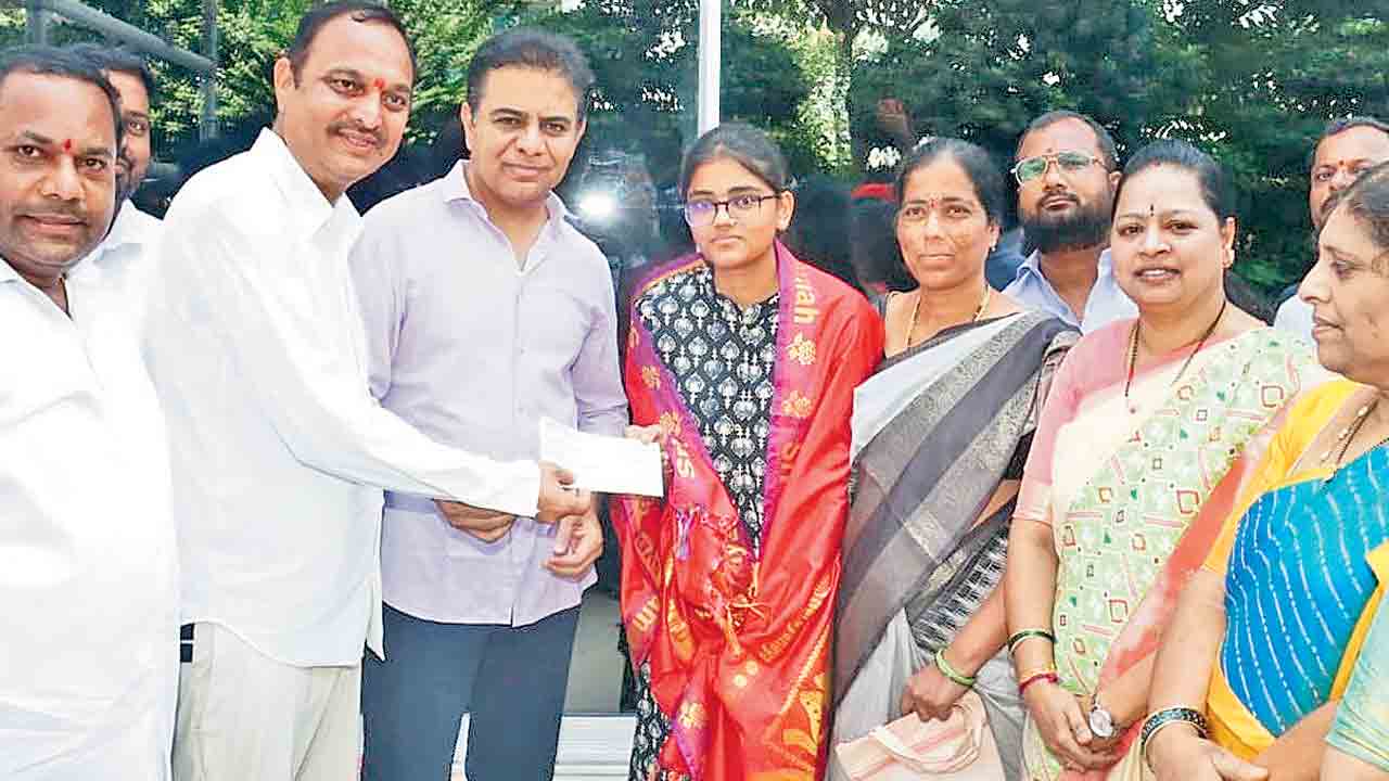 పట్టుదలతో సాగితేనే విజయం.. ఎప్‌సెట్‌ ఫస్ట్‌ ర్యాంకర్‌ రుషికి కేటీఆర్‌ అభినందన