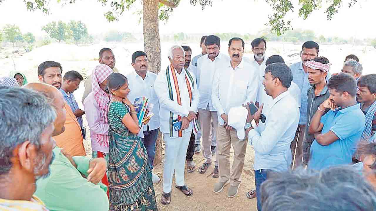 కొనుగోళ్లపై ఎమ్మెల్యే కడియాన్ని నిలదీసిన అన్నదాతలు