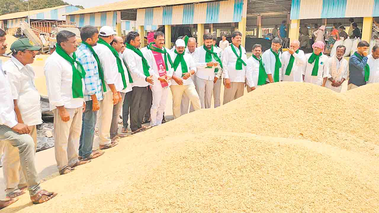 నెలరోజులైనా ధాన్యం కొనరా.. రాజీవ్‌ రహదారిని దిగ్బంధిస్తాం