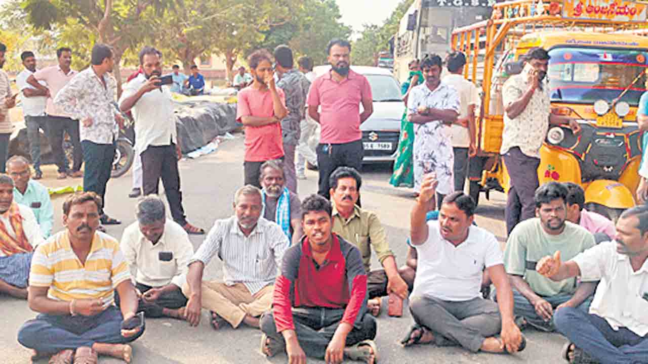రోడ్డెక్కిన అన్నదాతలు