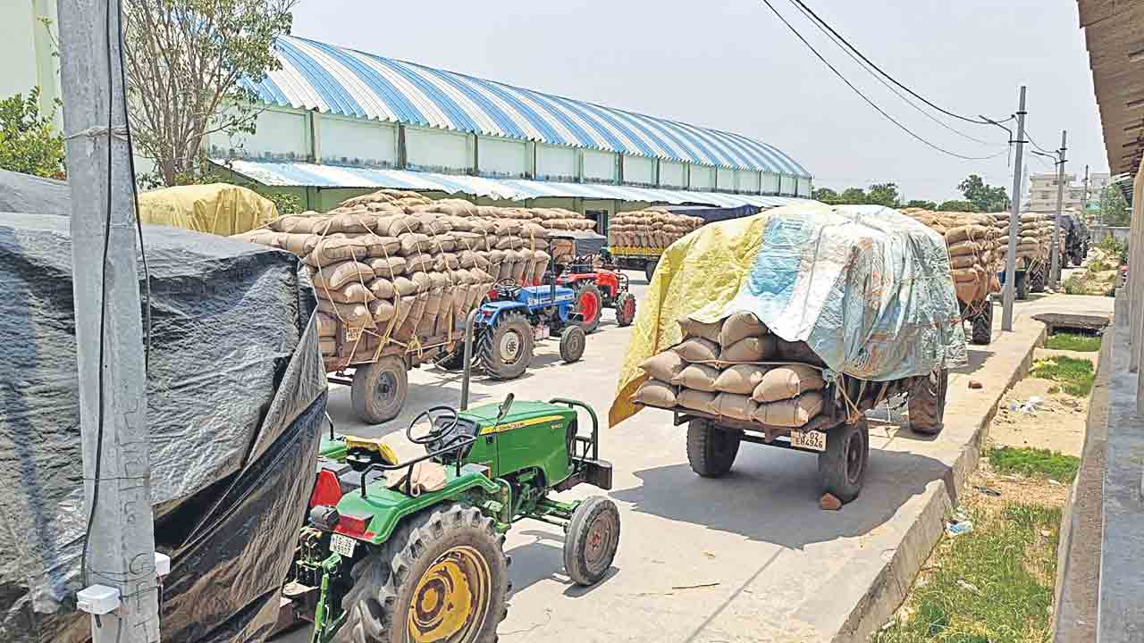 హుస్నాబాద్‌ మార్కెట్‌యార్డులో గందరగోళం