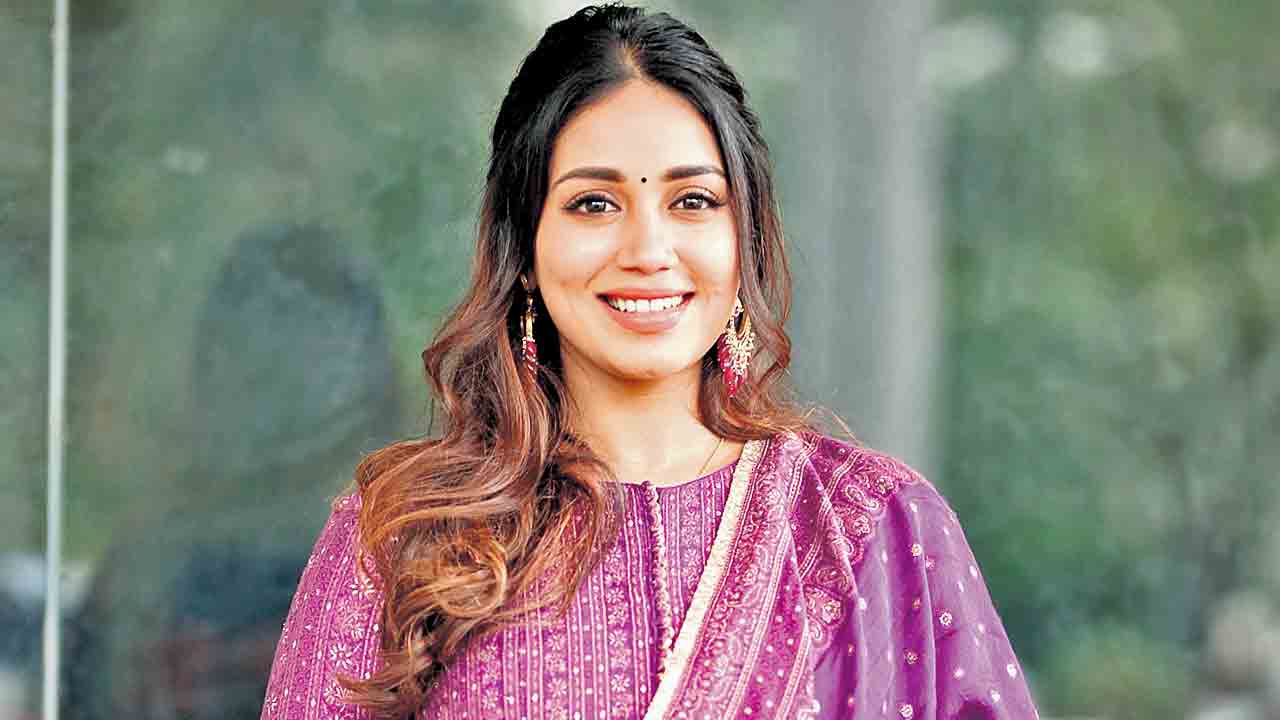 ఆదర్శకుటుంబంలో అతిథిగా?