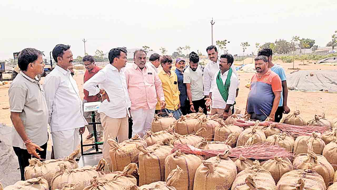 రైతులు చనిపోతున్నా పట్టదా..?