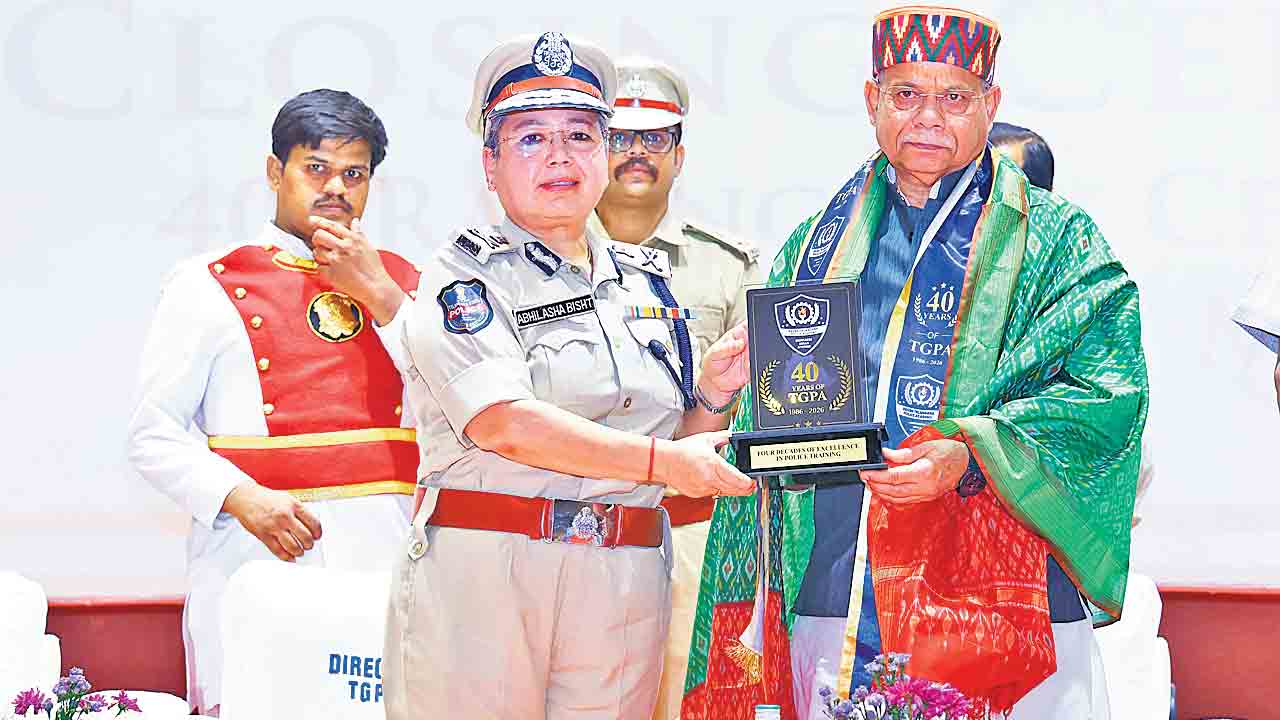 చట్టానికి, ప్రజలకు పోలీసులే వారధులు