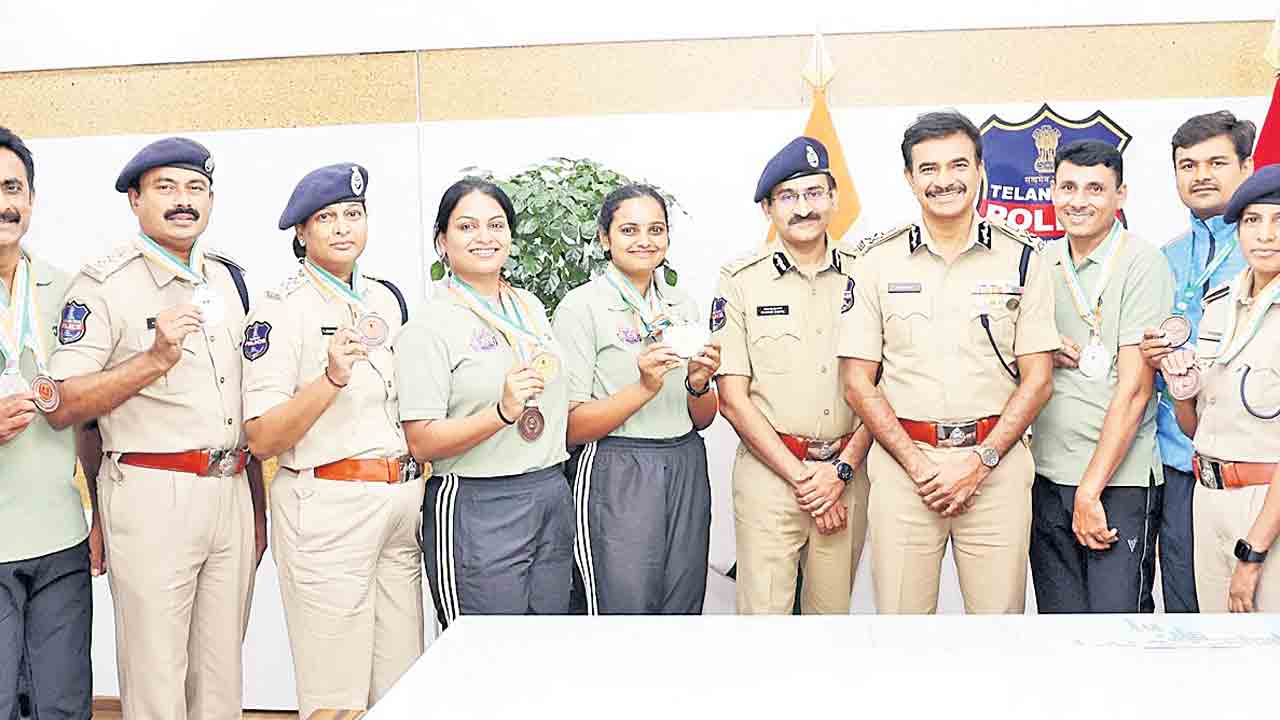 ఆలిండియా పోలీసు క్రీడల్లో ప్రతిభ.. బ్యాడ్మింటన్‌, టేబుల్‌ టెన్నిస్‌ విజేతలకు డీజీపీ అభినందన