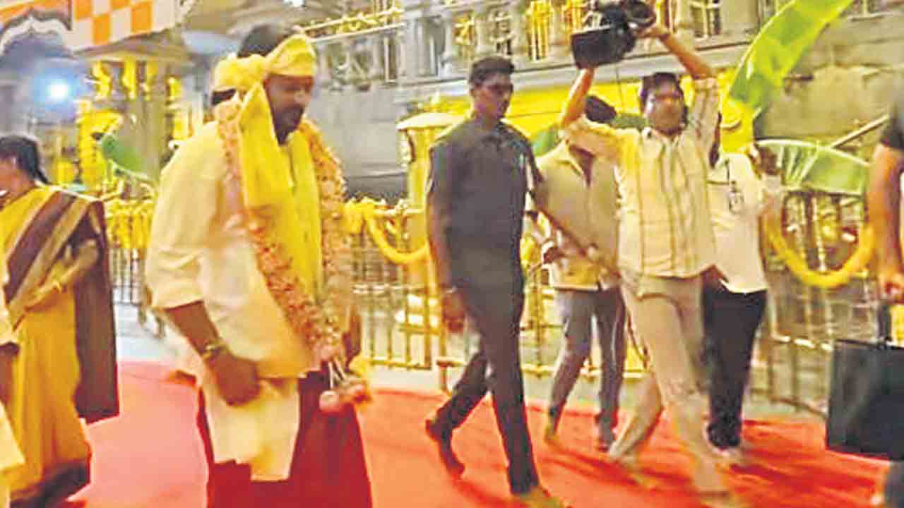గుట్ట దేవస్థానంలో అపచారం.. సీఎం పేస్‌బుక్‌ ఖాతాలో గర్భాలయం.. మూలవిరాట్‌ వీడియో