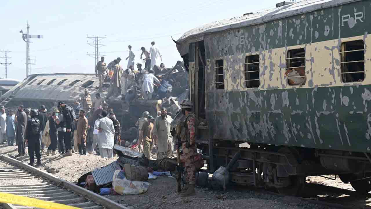 పాక్‌లో రైలుపై ఆత్మాహుతి దాడి.. 24 మంది మృతి