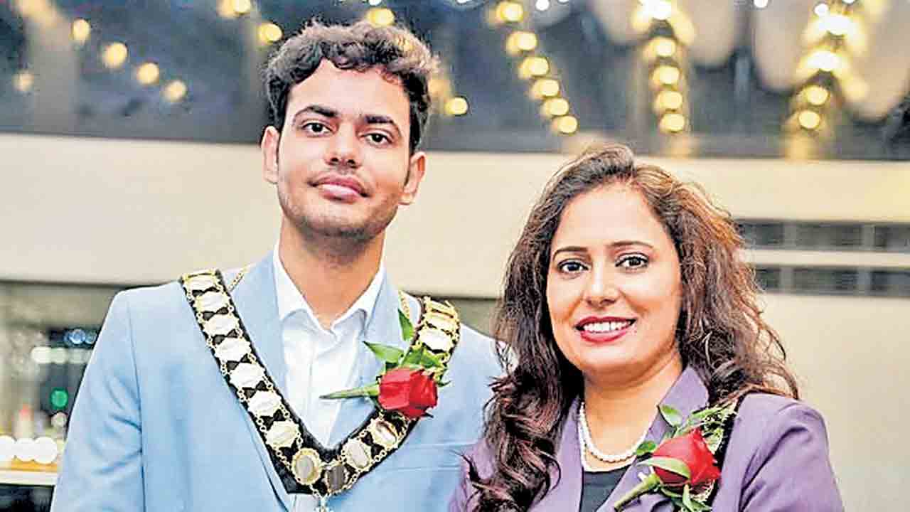 బ్రిటన్‌లో మేయర్లుగా హర్యానా తల్లీకుమారుడు