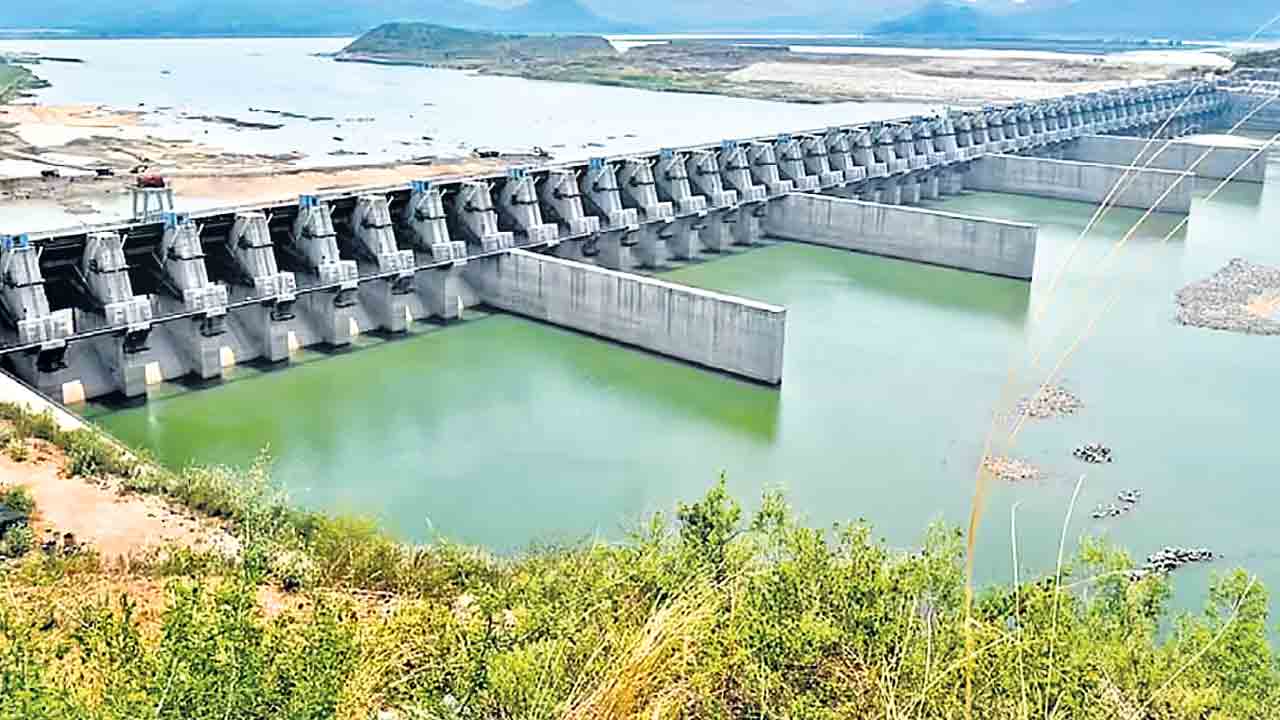 జల వివాదాలపై కేంద్రం ఏకపక్షమే.. ఏపీకి అడుగడుగునా సహకారం 