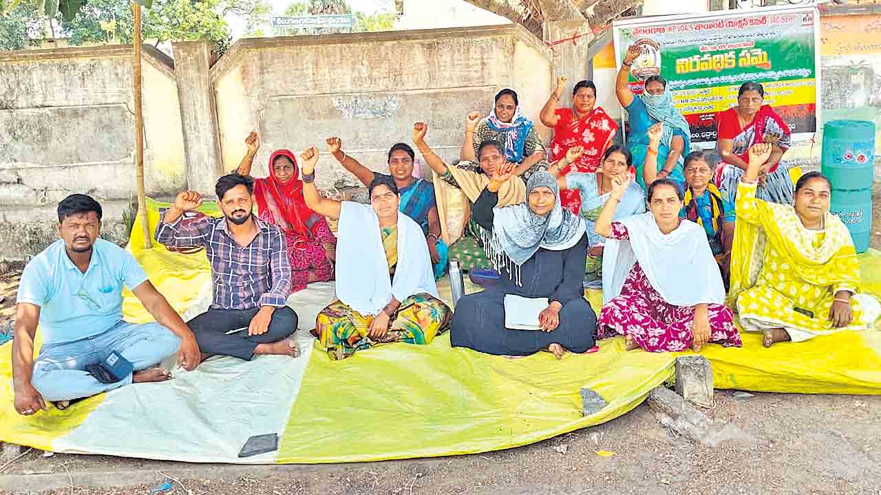 ఉద్యోగ భద్రత కల్పించాల్సిందే.. ఆగని వీవోఏల నిరసనలు