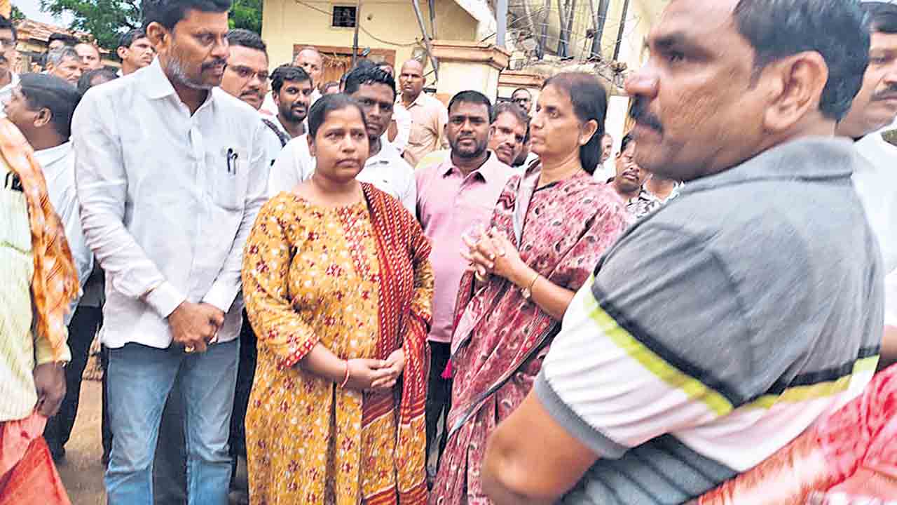 ఆ భూములను రైతులకు తిరిగి ఇవ్వాలి.. ఎమ్మెల్యే సబితా ఇంద్రారెడ్డి