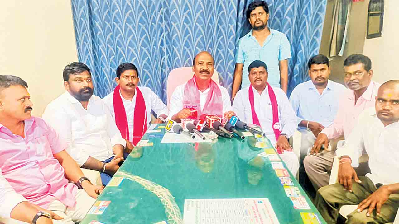 నియోజకవర్గంలో ఆటవిక పాలన… ఎమ్మెల్యే వేముల వీరేశంపై మాజీ ఎమ్మెల్యే చిరుమర్తి లింగయ్య ఫైర్‌