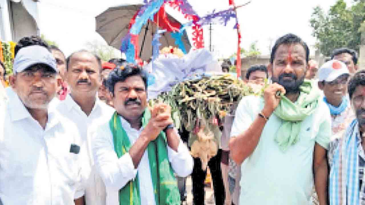 ధాన్యం కుప్పచేస్తూ రైతు కన్నుమూత
