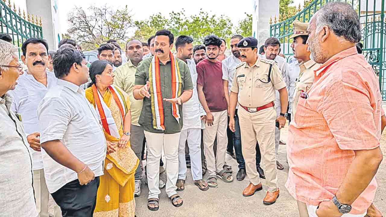 అనధికార అధికారి.. అధికార కార్యక్రమాల్లో ప్రైవేట్‌ వ్యక్తి హల్‌చల్‌