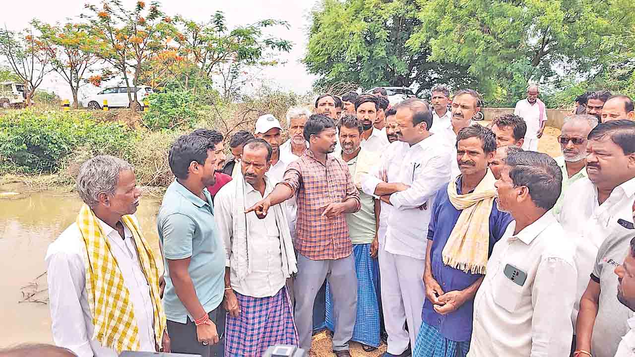 పాలమూరు గోస పట్టదా.. తడిసిన ధాన్యాన్ని కొనాల్సిందే