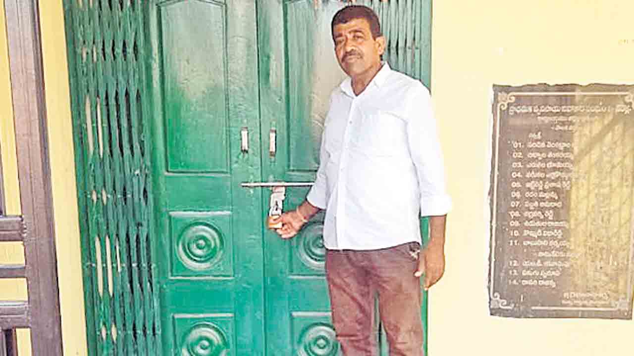 సొసైటీకి కాంగ్రెస్‌ నేత తాళం
