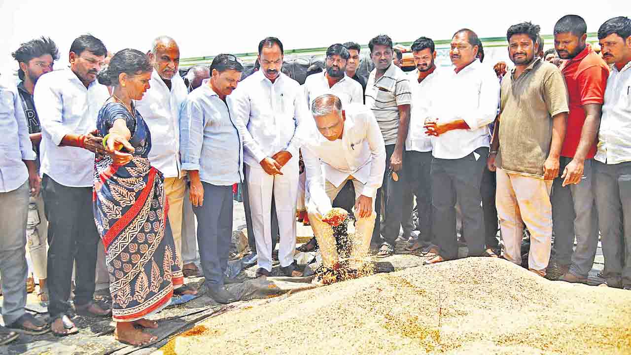 ఈ పాపం రేవంత్‌ సర్కార్‌దే.. కొనుగోళ్లలో అలసత్వంతోనే తడిసి ముద్దవుతున్న వడ్లు