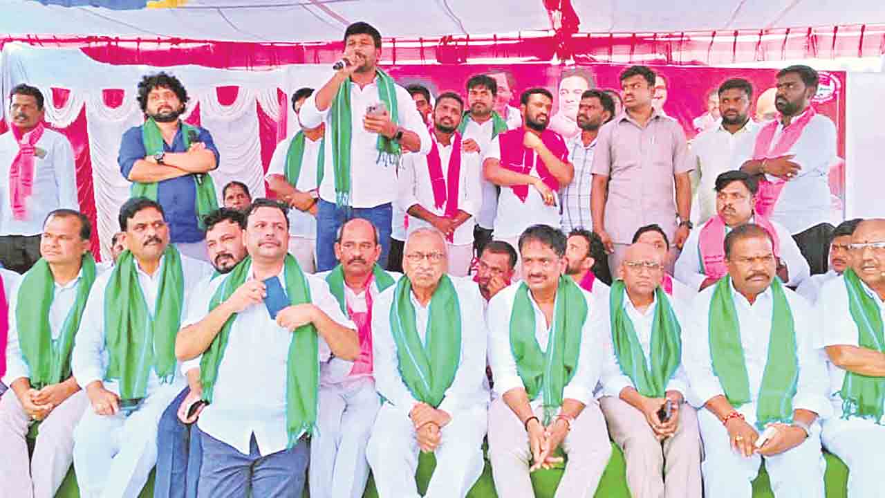 ధాన్యం కొనాలంటే కాళ్లు మొక్కాలా.. కొనుగోళ్లు వేగంగా చేస్తే.. నేడు ధాన్యం తడిసేది కాదు