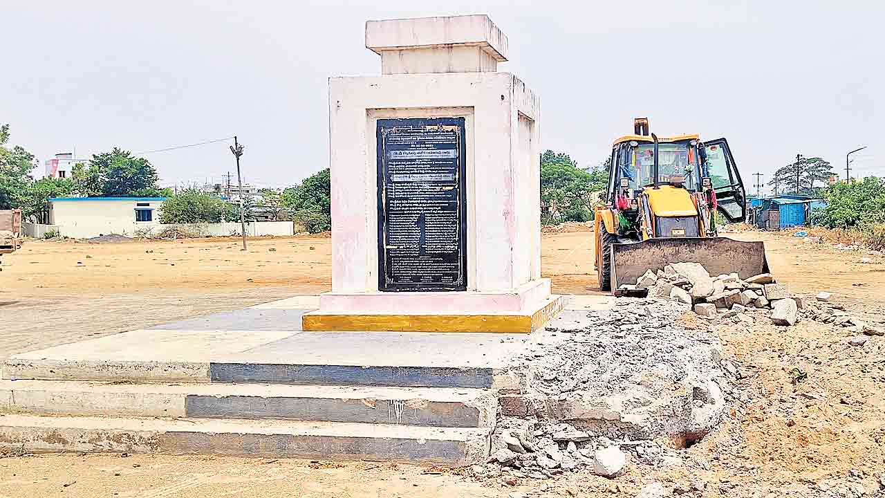 కేసీఆర్‌ అభివృద్ధిని మాయ చేసే కుట్ర.. భూపాలపల్లి జిల్లా కేంద్రంలో నాటి పైలాన్‌ కూల్చే యత్నం