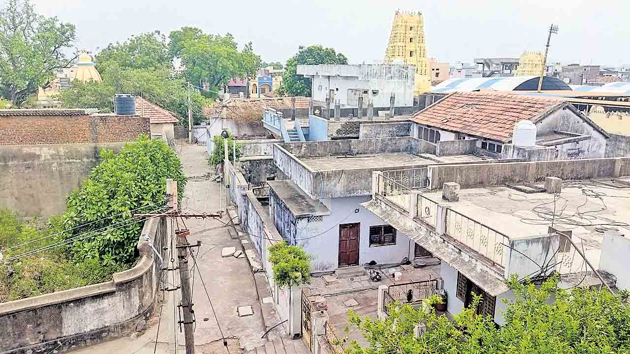 ధర్మపురిలో దౌర్జన్యకాండ.. ఆలయ అభివృద్ధి పేరిట ఇండ్లు, భూముల స్వాధీనం