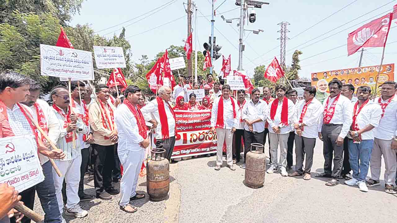 పెట్రోల్‌, డీజిల్‌, గ్యాస్‌ కొరతను నివారించాలి.. భద్రాద్రి జిల్లాలో సీపీఐ ధర్నాలు