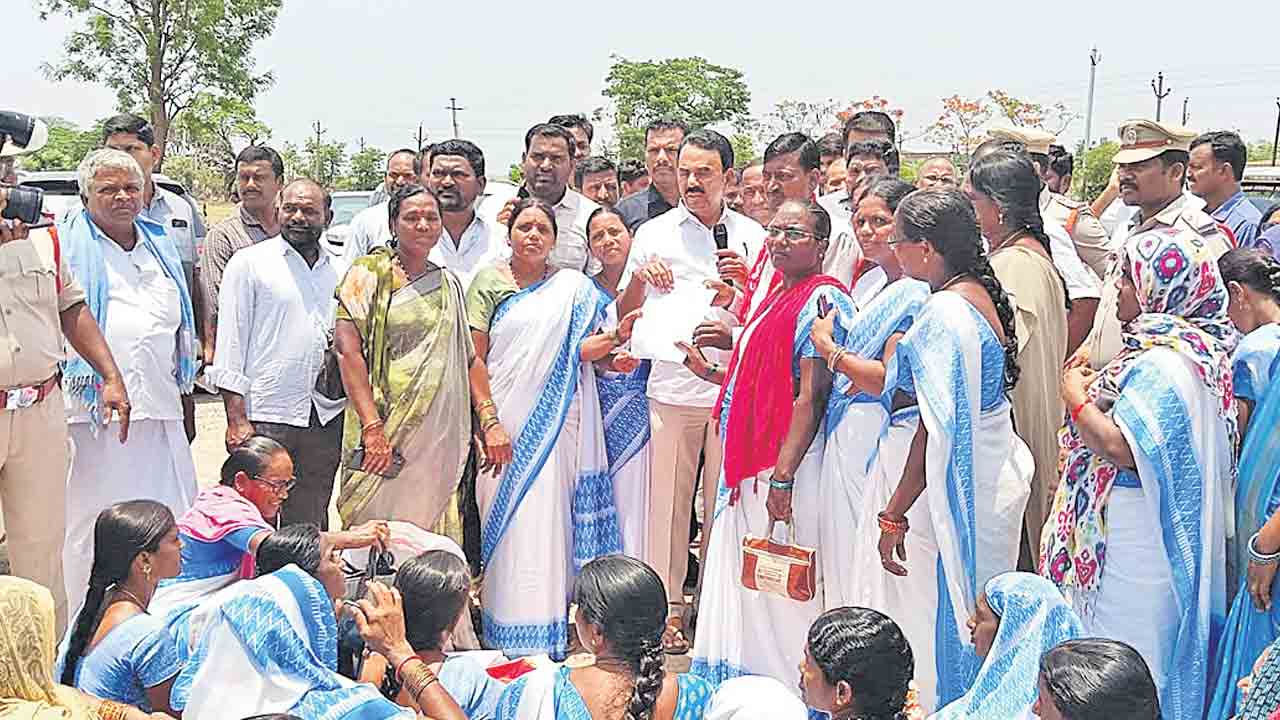 ఆశా కార్యకర్తల సమస్యలు పరిష్కరించాలి