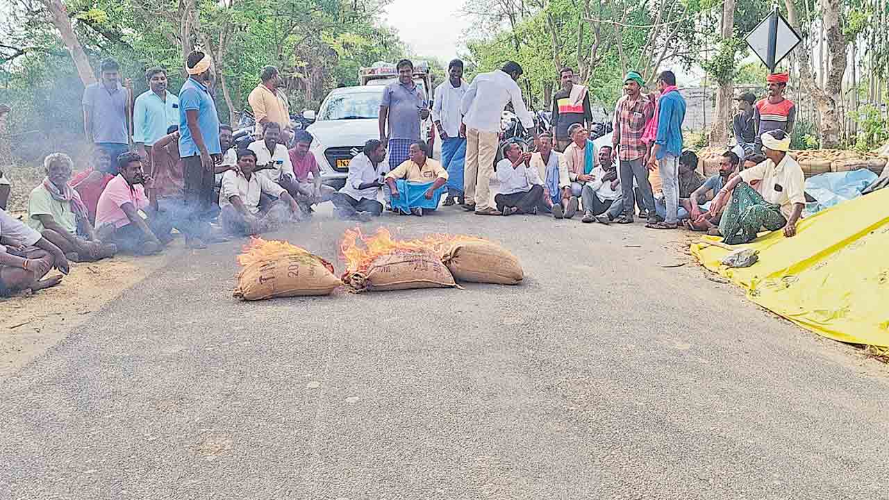 ఎక్కడి కుప్పలు అక్కడే.. ధాన్యం కొనుగోలుపై అదే నిర్లక్ష్యం