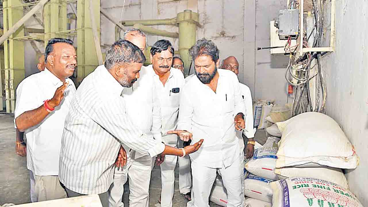 రైతులను దగా చేస్తున్న సర్కార్‌.. మాజీ మంత్రి శ్రీనివాస్‌గౌడ్‌