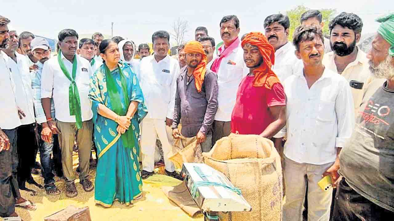 తడిచిన ధాన్యాన్ని కొనకుంటే ఊరుకోం.. మాజీమంత్రి, నర్సాపూర్‌ ఎమ్మెల్యే సునీతాలక్ష్మారెడ్డి
