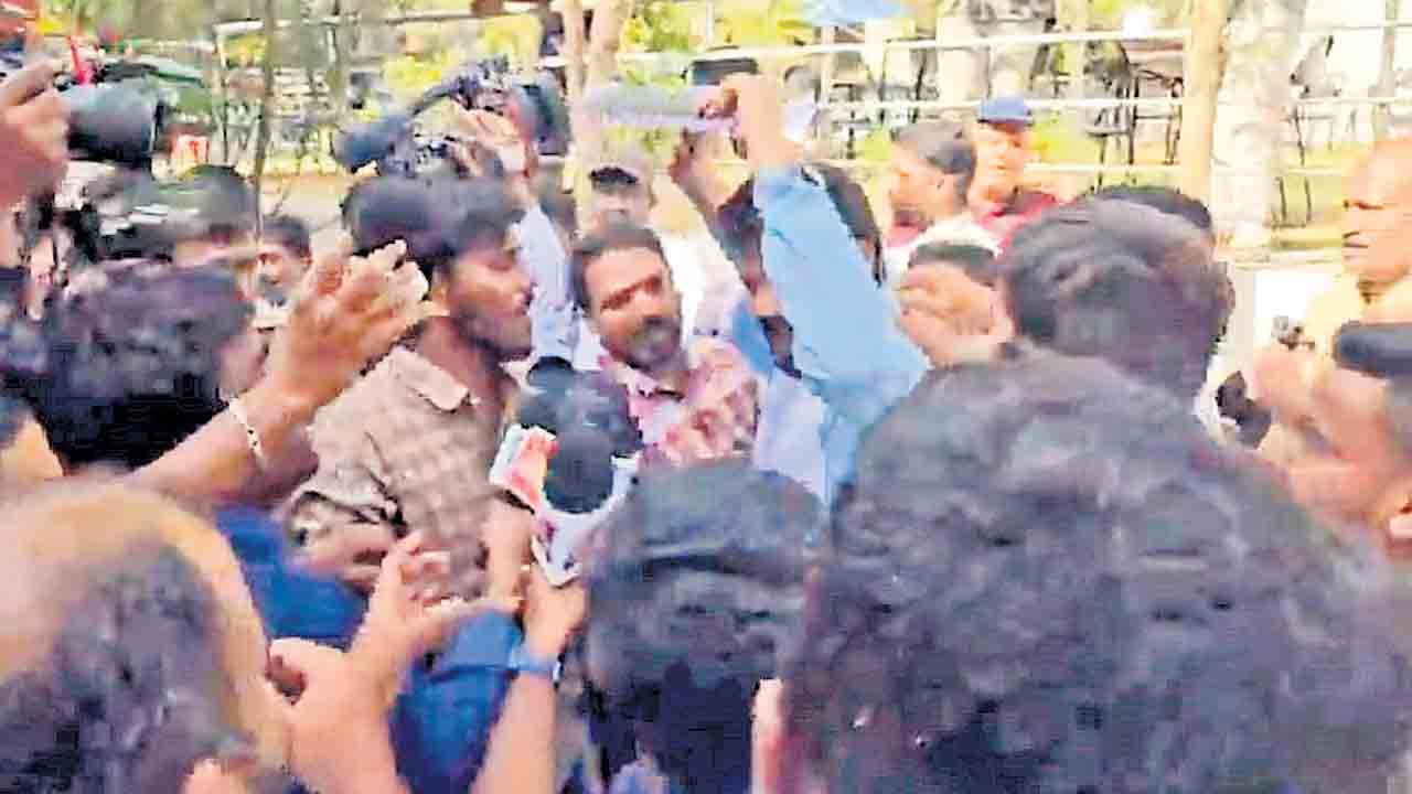 జనసేనకు జర్నలిస్టుల సెగ.. జనసేన నాయకుల మీడియా సమావేశం రసాభాస