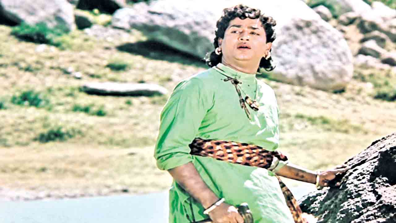 అక్షర శిల్పి.. చెక్కిన గీతం