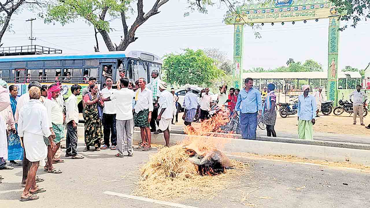 ముగ్గురు రైతుల ఆత్మహత్యాయత్నం.. ధాన్యం కొనుగోలు జాప్యంపై తీవ్ర ఆవేదన
