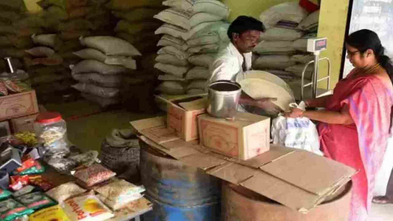 రేషన్‌ షాపుల్లో జొన్నలు, మక్కల పంపిణీ