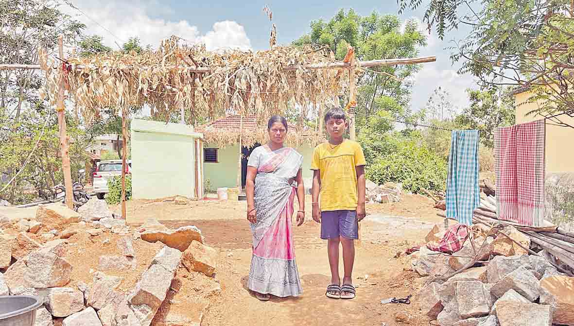 ఇందిరమ్మ ఇంటికి నోచుకోని దళిత మహిళ