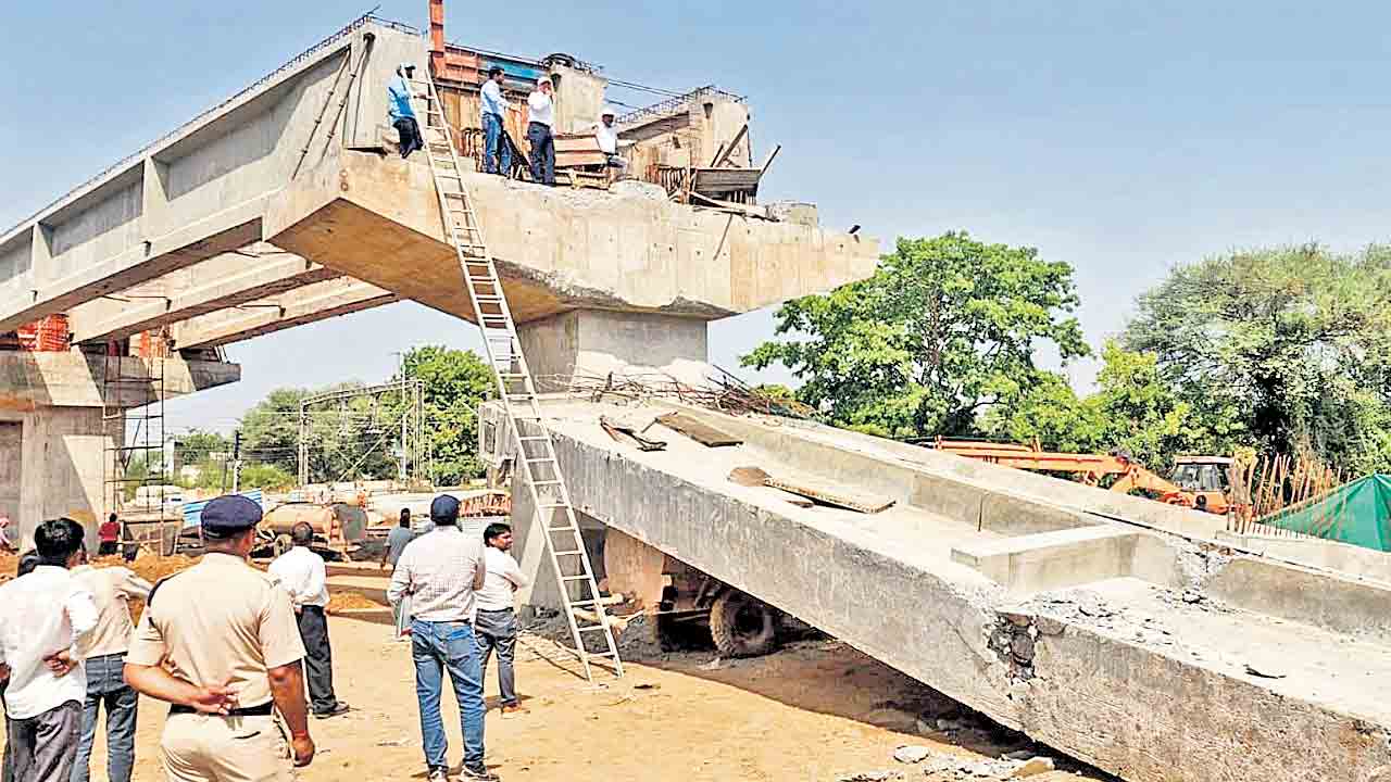 గుజరాత్‌లో కూలిన రైల్వే ఓవర్‌ బ్రిడ్జి